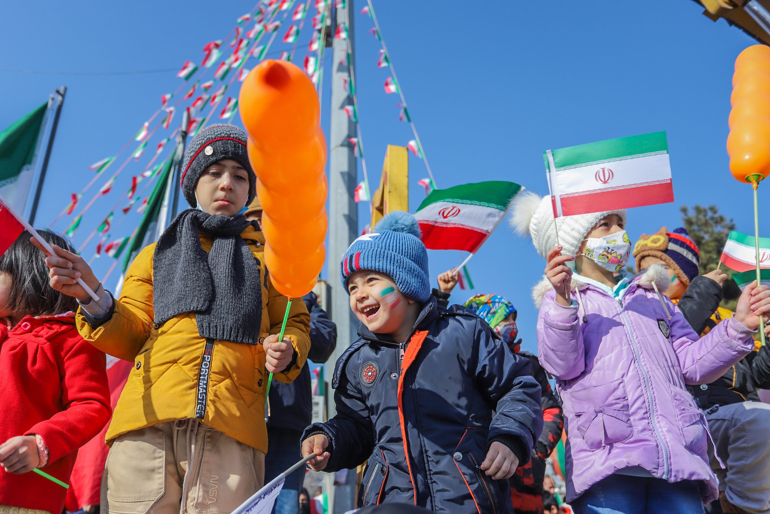  حضور پر شور و نشاط کودکان و نوجوانان در راهپیمایی ۲۲ بهمن
